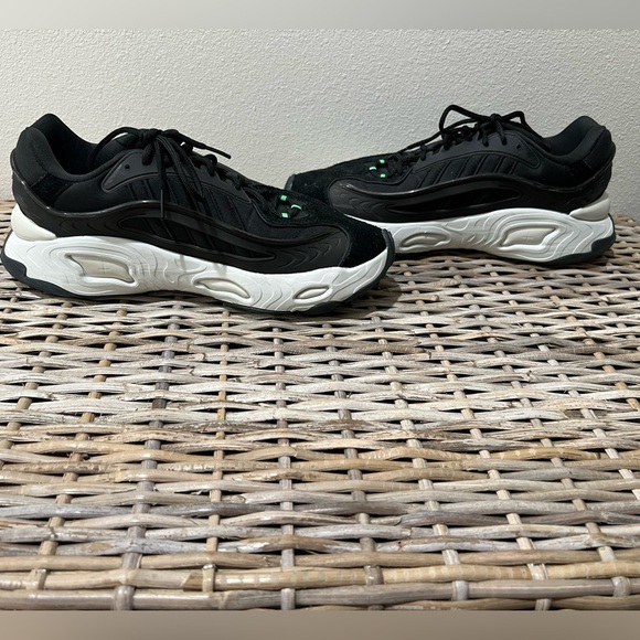 Adidas men’s Oznova size 10.5 Athletic Sneakers, black and white, GUC, comfort - Picture 6 of 8
